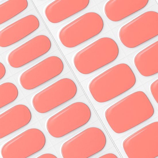 Gedetailleerde weergave van zachtoranje gel nagelstickers in verpakking.
