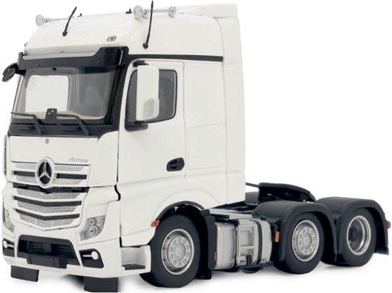 Witte Mercedes-Benz Actros Bigspace truck 6x2, schaal 1:32, voorkant zichtbaar met Mercedes-Benz logo.