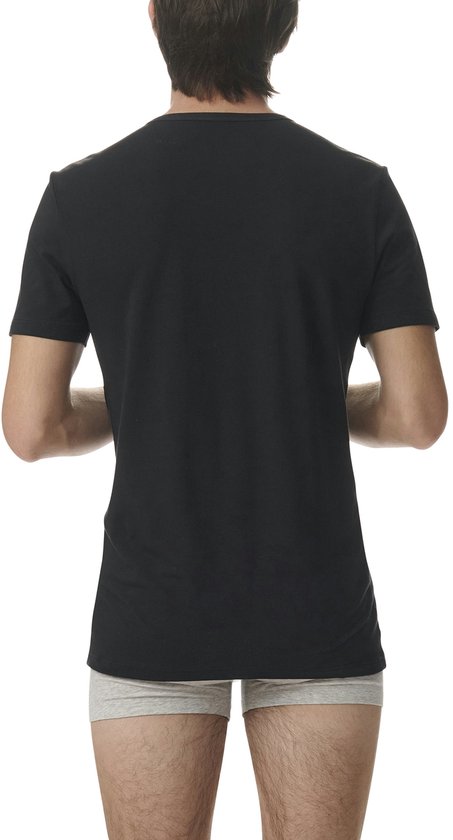 Man in zwart Adidas T-shirt en grijze boxershort, van achteren gezien.