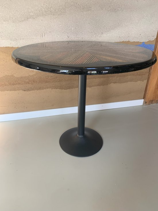Eettafel / kunstobject - zwarte epoxy met kunst vorm en zwart stalen poot