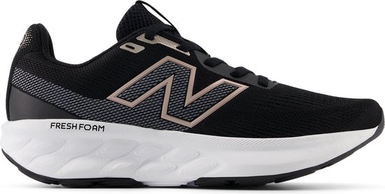 Zwarte New Balance sportschoen met witte zool en roze accenten op het N-logo.