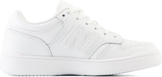 Een witte New Balance sneaker met een dikke zool en het N-logo aan de zijkant.