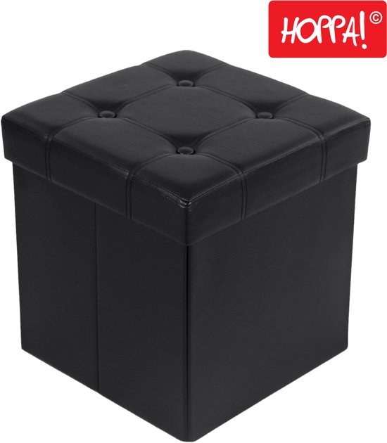 Zwarte opbergpoef met capitonneren deksel en Hoppa! logo.