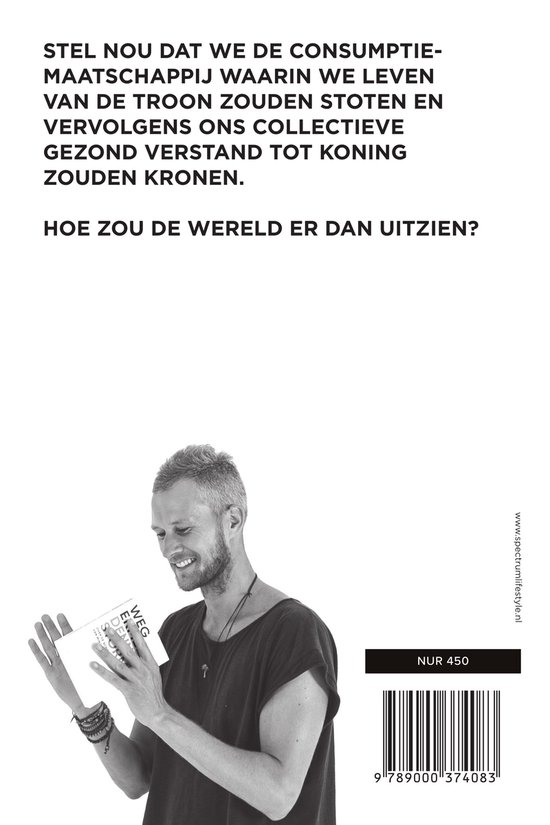 Man met baard glimlacht en houdt boek vast. Tekst: Stel nou dat we de consumptie-maatschappij waarin we leven van de troon zouden stoten en vervolgens ons collectieve gezond verstand tot koning kronen. Hoe zou de wereld er dan uitzien?