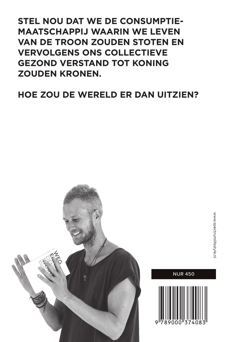 Man met baard glimlacht en houdt boek vast. Tekst: Stel nou dat we de consumptie-maatschappij waarin we leven van de troon zouden stoten en vervolgens ons collectieve gezond verstand tot koning kronen. Hoe zou de wereld er dan uitzien?