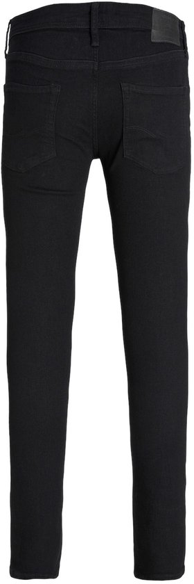Achterkant van een strakke zwarte jeans met knopen