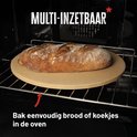 Een ronde pizzasteen met een brood, geplaatst op een rooster in een oven. Tekst: 'MULTI-INZETBAAR Bak eenvoudig brood of koekjes in de oven'