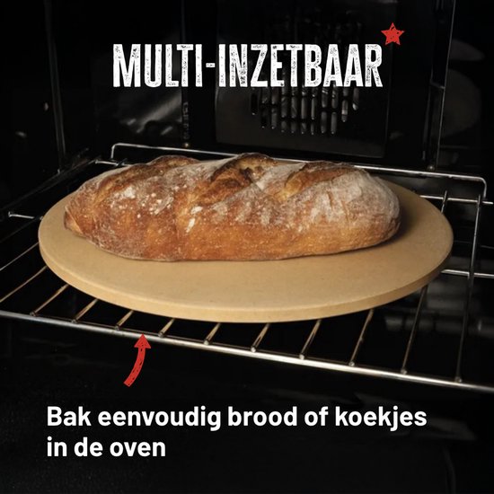 Een ronde pizzasteen met een brood, geplaatst op een rooster in een oven. Tekst: 'MULTI-INZETBAAR Bak eenvoudig brood of koekjes in de oven'