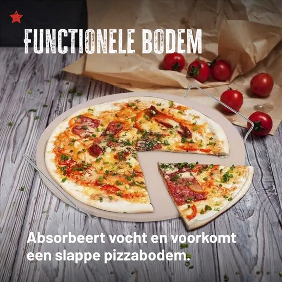 Een ronde pizzasteen met een gesneden pizza, opgemaakt met tomaten en groenten. Tekst: 'FUNCTIONELE BODEM Absorbeert vocht en voorkomt een slappe pizzabodem.'