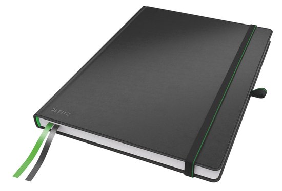 Zwart A4 notitieboek met hardcover, groene elastische sluiting en groen/grijze leeslinten.