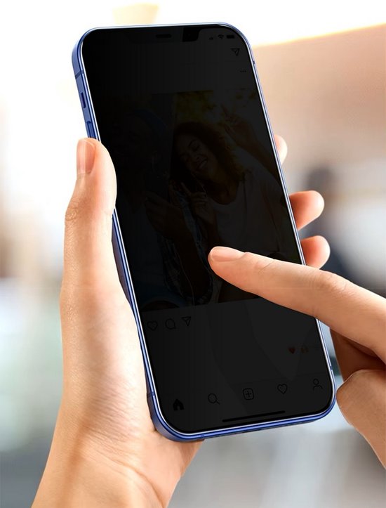 Een hand houdt een telefoon vast met een blauw hoesje, en een privacy screenprotector erop. De vinger raakt het scherm aan.