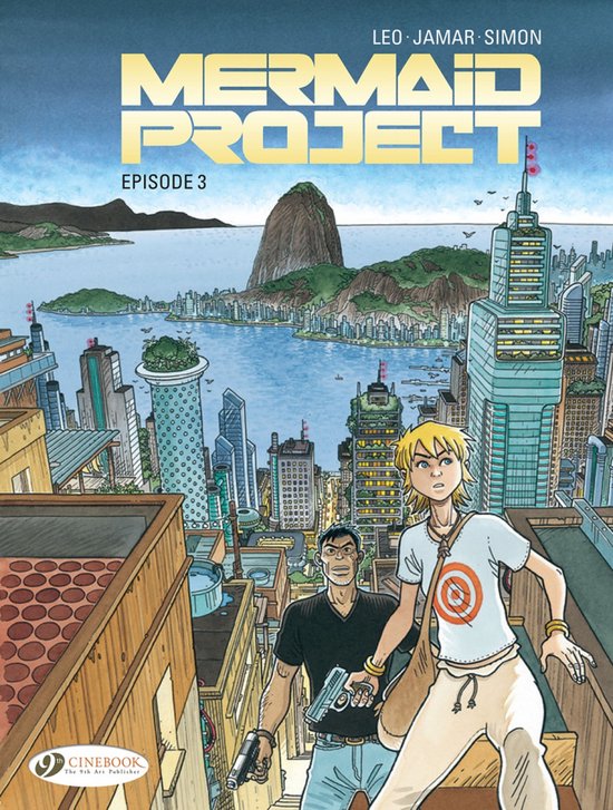 Cover van 'Mermaid Project Episode 3'. Twee personen, een man met een pistool en een vrouw met een tas, kijken uit over een stad met de oceaan en bergen op de achtergrond.