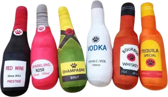 Six peluches en forme de bouteilles d'alcool: vin rouge, rosé, champagne, vodka, whisky et tequila.