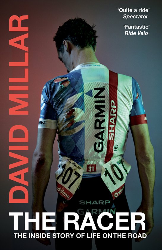 De rug van een wielrenner in een wielertrui met 'Garmin Sharp' erop. Met de tekst 'David Millar The Racer'.