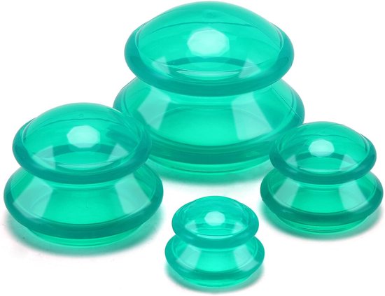Vier transparant groene siliconen cupping cups in verschillende maten, op een witte achtergrond.