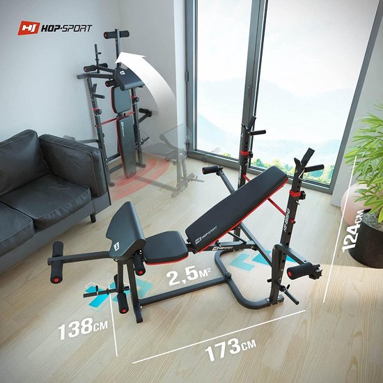 Een fitnessbank met halterrek in een woonkamer. Afmetingen 173 cm, 138 cm en 124 cm worden getoond.