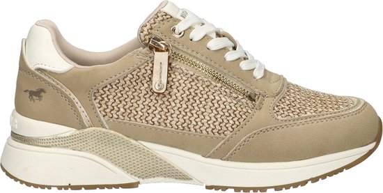 Beige suède sneaker met textielpanelen, ritssluiting en Mustang logo op de zijkant.