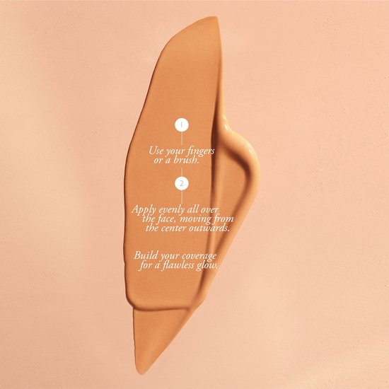 Een druppel Lancaster Infinite Bronze getinte crème op een oranje achtergrond met applicatie-instructies.