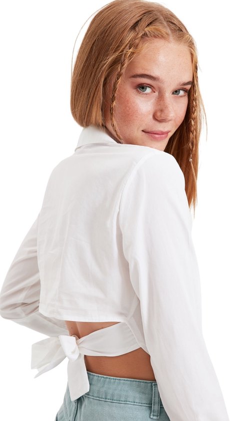 Chemise ajustée en coton tissé écru à dos court Trendyol Twoss21Go0167