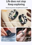 Twee zilveren ringen met geblokte band, een hand die een oplaadcase vasthoudt en een vinger met ring.