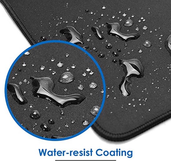 Zwarte muismat met waterafstotende coating, met waterdruppels zichtbaar.