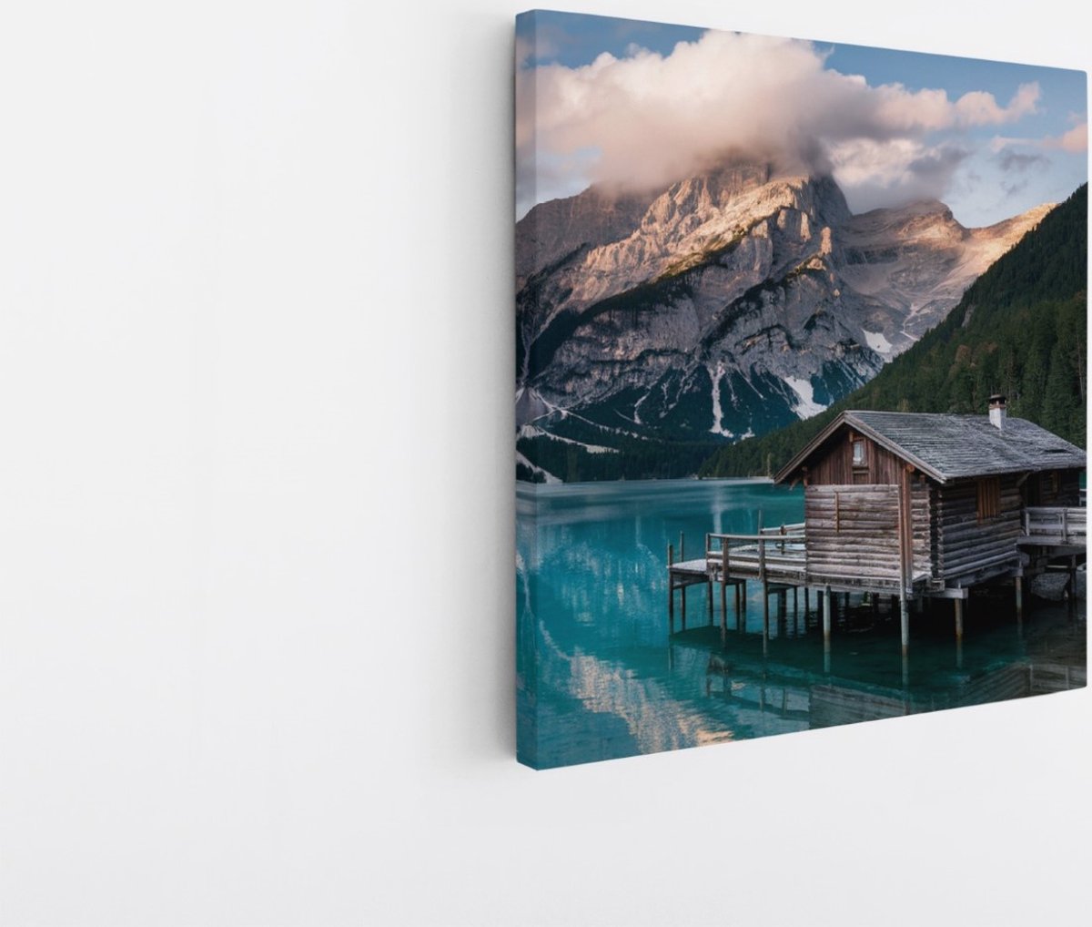Saammp Canvas Schilderij - Landschap - Huis tussen de bergen - Natuur - 60x60 - Foto op canvas - Wanddecoratie - Muurdecoratie Woonkamer - Slaapkamer decoratie - Canvas Print Multicolor