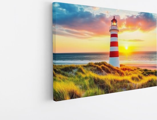 Un phare à rayures rouge et blanc sur une dune au coucher du soleil au bord de la mer.
