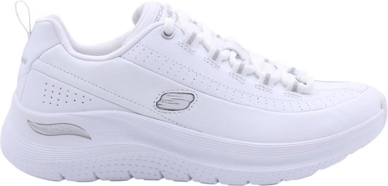 Zijaanzicht van een witte Skechers damessneaker met zilverkleurig 'S' logo op de zijkant.