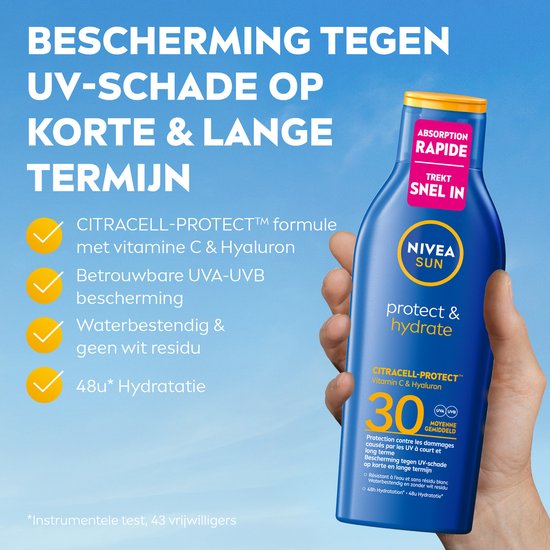 Man houdt Nivea Sun Protect & Hydrate factor 30 vast. Beschermt tegen UV-schade en hydrateert 48u.