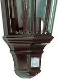 Onderkant van een zwarte wandlamp met een lichtgevende sensor.