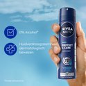 Hand die NIVEA MEN Protect & Care spuitbus vasthoudt, met tekst '0% Alcohol' en 'Huidverdraagzaamheid dermatologisch bewezen'.