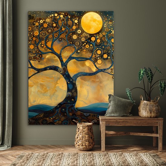 Arbre abstrait aux teintes dorées et bleues, illuminé par une grande lune jaune, dans un salon avec un canapé.