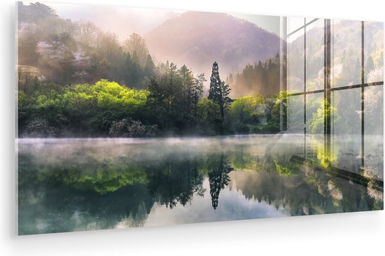 Une peinture sur verre d'un paysage de montagne avec un lac, reflété dans l'eau.