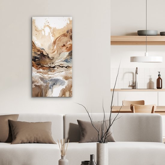 Peinture abstraite aux tons beige, brun et gris, suspendue au-dessus d'un canapé.
