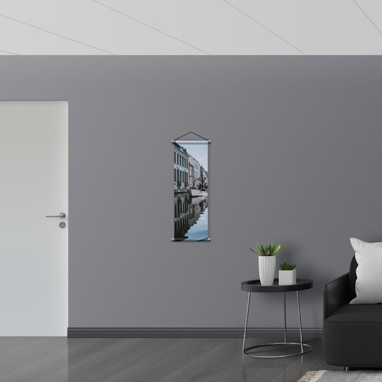 Textielposter - Gebouwen aan het Water met Boot - 30x90 cm Foto op Textiel