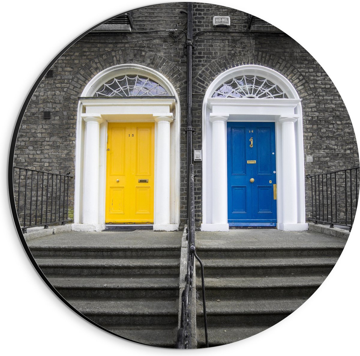 Dibond Muurcirkel - Gebouw met Gele en Blauwe Voordeuren - 20x20 cm Foto op Aluminium Muur