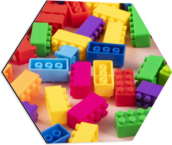 Dibond Hexagon - Verschillende Kleuren Bouwblokjes op Roze Achtergrond - 50x43.5 cm Foto op Hexagon (Met Ophangsysteem)