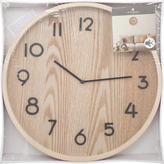 Ronde beige houten klok met zwarte cijfers in verpakking.
