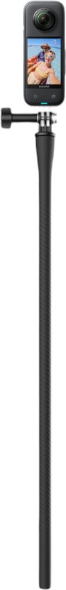 Une caméra 360 sur une perche à selfie flexible noire.