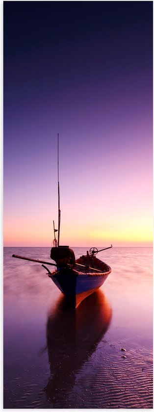 Poster (Mat) - Vissersboot op Grote Open Oceaan tijdens de Avondzon - 20x60 cm Foto op Posterpapier met een Matte look