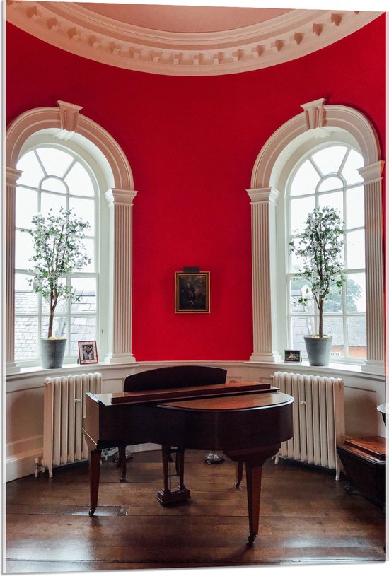 Acrylglas - Bruine Vleugel Piano tegen Rode Muur van Huis - 60x90 cm Foto op Acrylglas (Met Ophangsysteem)