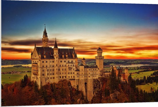 PVC Schuimplaat - Kasteel in de Bergen tussen de Bossen met Oranje lucht op de Achtergrond - 120x80 cm Foto op PVC Schuimplaat (Met Ophangsysteem)