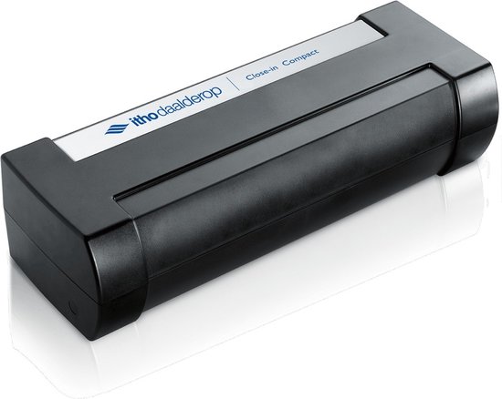Zwarte horizontale boiler 'Close-In Compact' met wit/blauw logo op de zijkant.