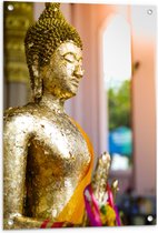 Tuinposter – Zijaanzicht van Goudkleurige Boeddha - 60x80 cm Foto op Tuinposter (wanddecoratie voor buiten en binnen)