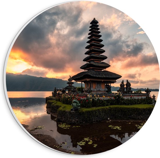 PVC Schuimplaat Muurcirkel - Zonsopkomst bij Pura Ulun Danu Bratan Tempel, Indonesië - 20x20 cm Foto op Muurcirkel (met ophangsysteem)