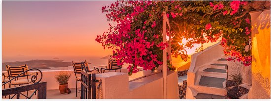 Poster (Mat) - Zonnestralen op Balkon Vol Bloemen in Griekenland - 150x50 cm Foto op Posterpapier met een Matte look
