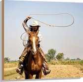 Hout - Rijdende Cowboy met Lasso - 80x80 cm - 9 mm dik - Foto op Hout (Met Ophangsysteem)