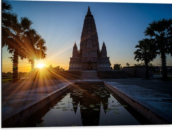 Dibond - Ondergaande Zon Verdwijnend achter Wat Panyanantarm Tempel in Thailand - 80x60 cm Foto op Aluminium (Wanddecoratie van metaal)