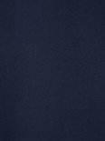 Detail van de textuur van donkerblauw katoenen poloshirtstof.