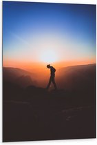 WallClassics - Dibond - Silhouet Persoon tussen de Bergen bij Zonsondergang - 80x120 cm Foto op Aluminium (Met Ophangsysteem)